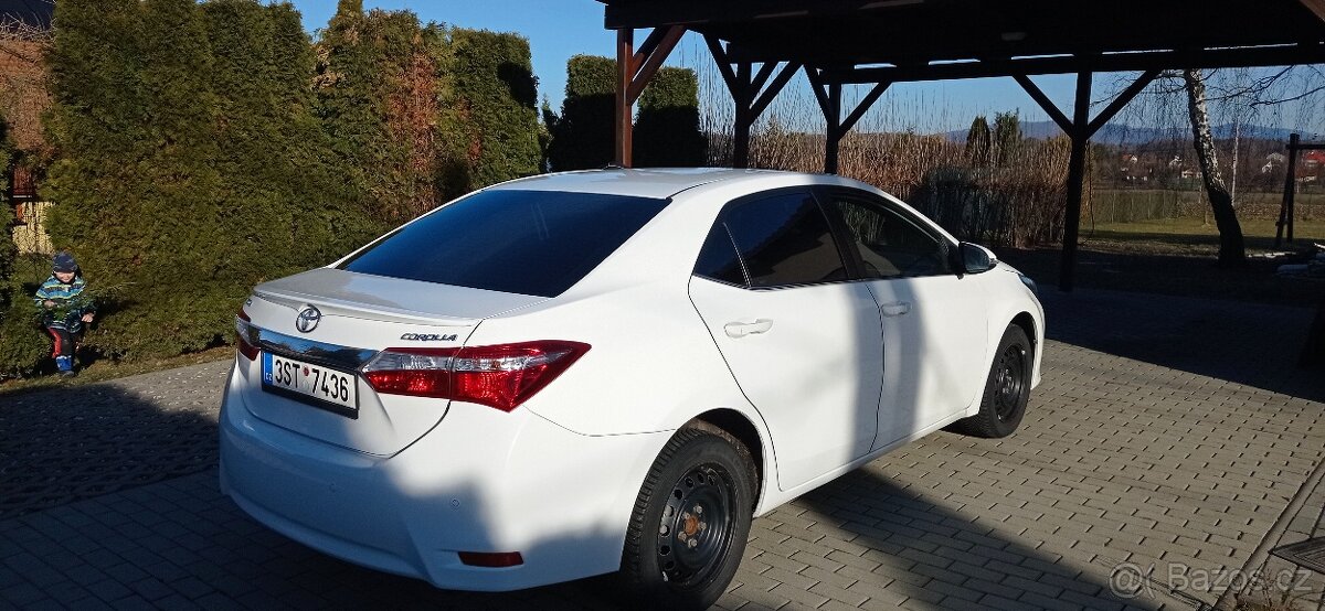 Toyota Corolla sedan - 3