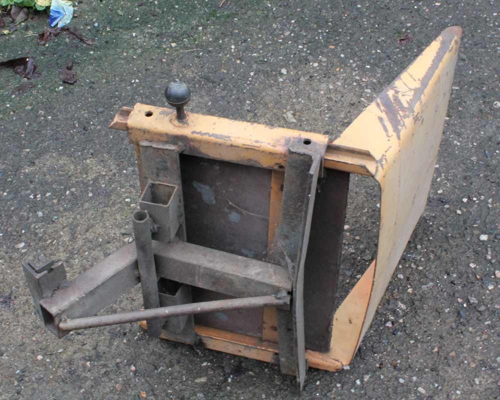 Sedadlo na pásový traktor DT75. - 3