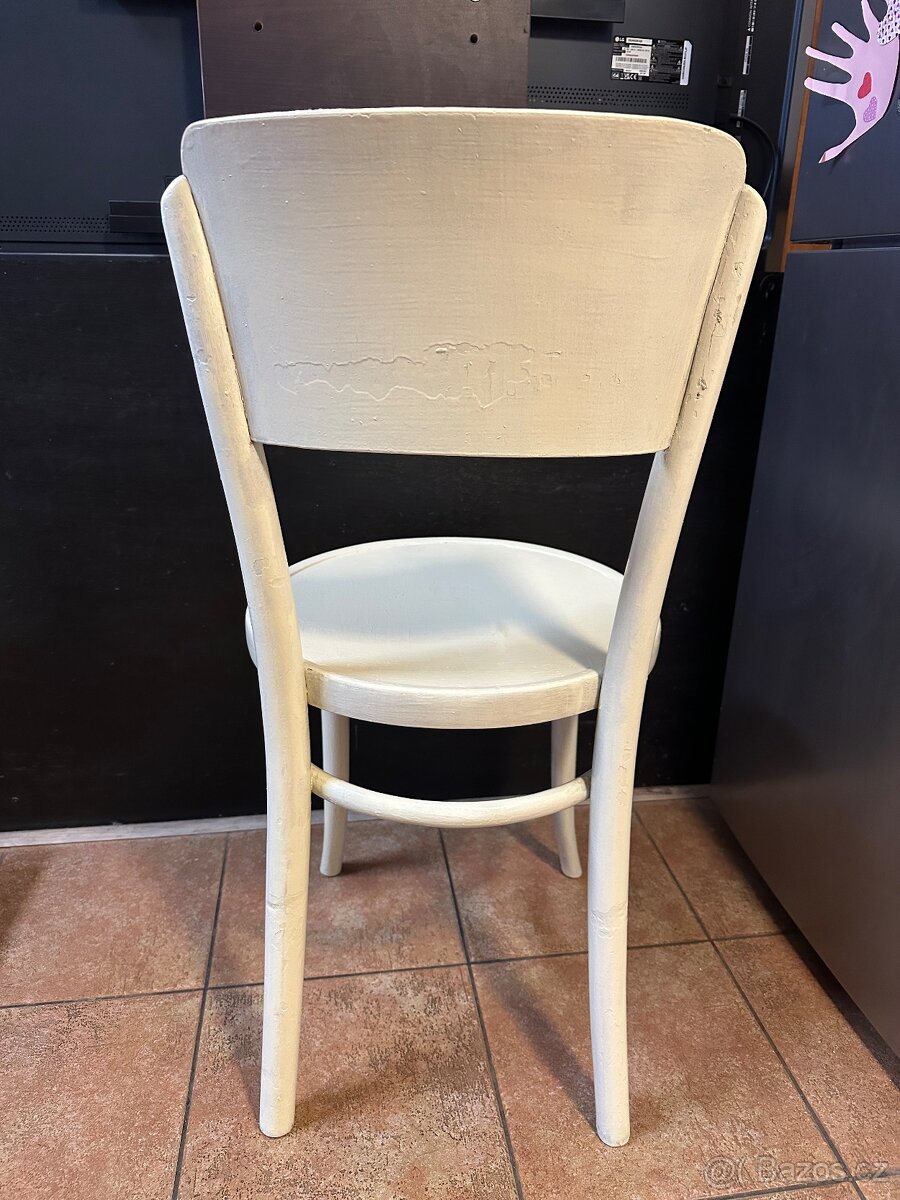 Bílá stará židle - 3