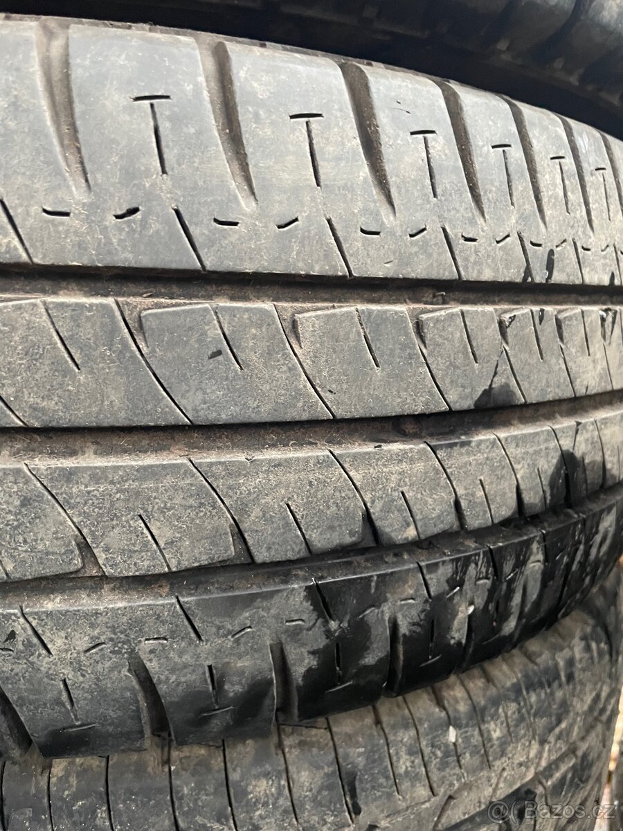 Pneu 235/65 r16 - 3