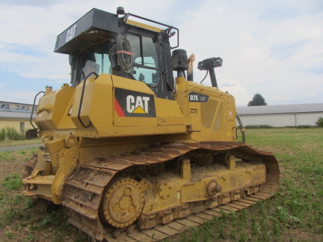 Pásový dozer CAT D7E - 3