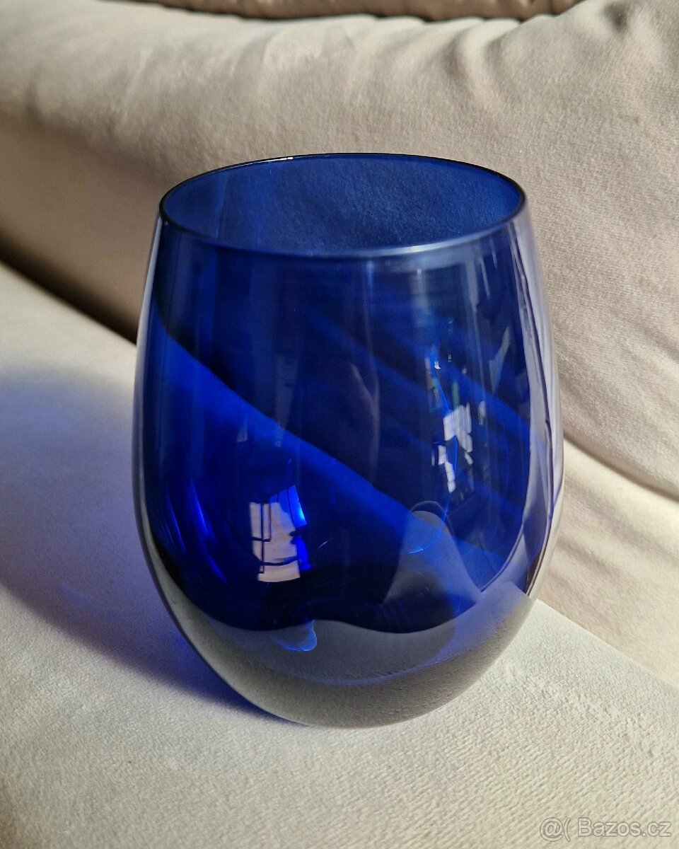 Sklenice a láhev. Krásná letní sada na nápoje. - 3