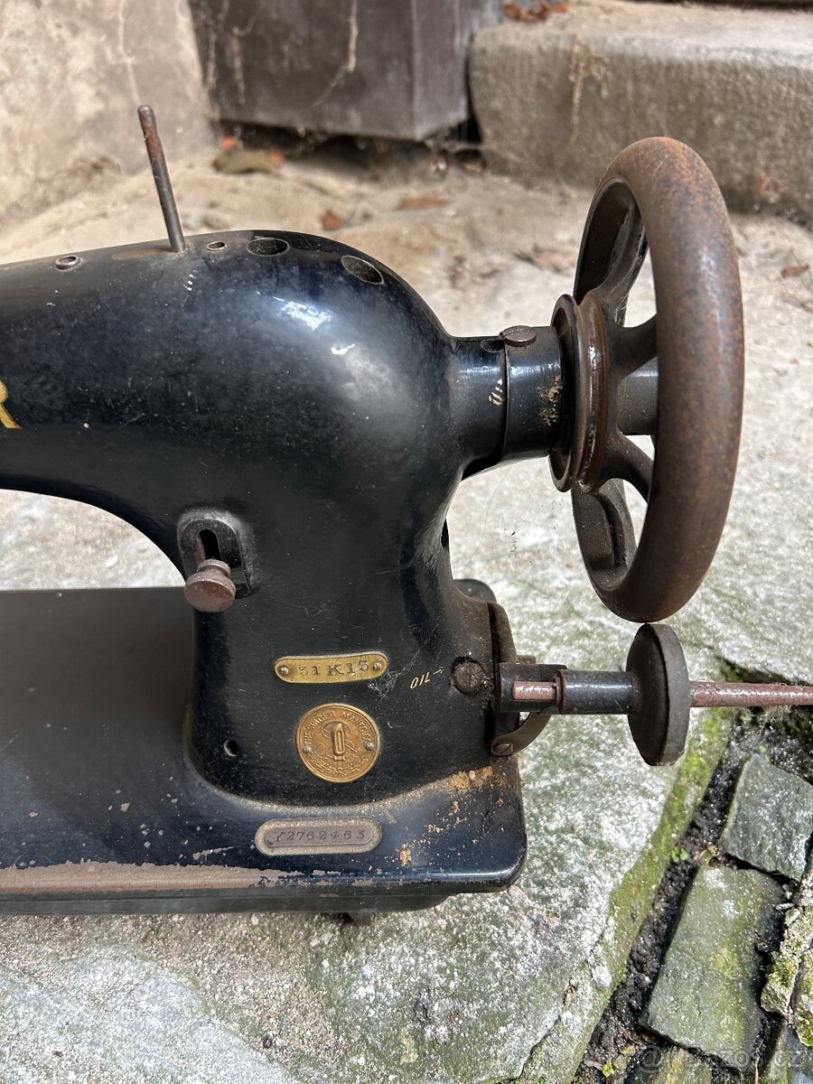 Starý šicí stroj - 3