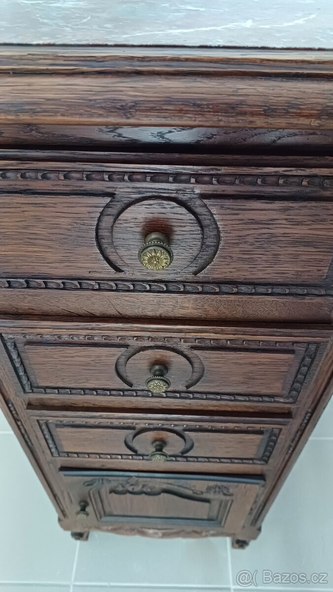 Noční stolek vyřezávaný - 3