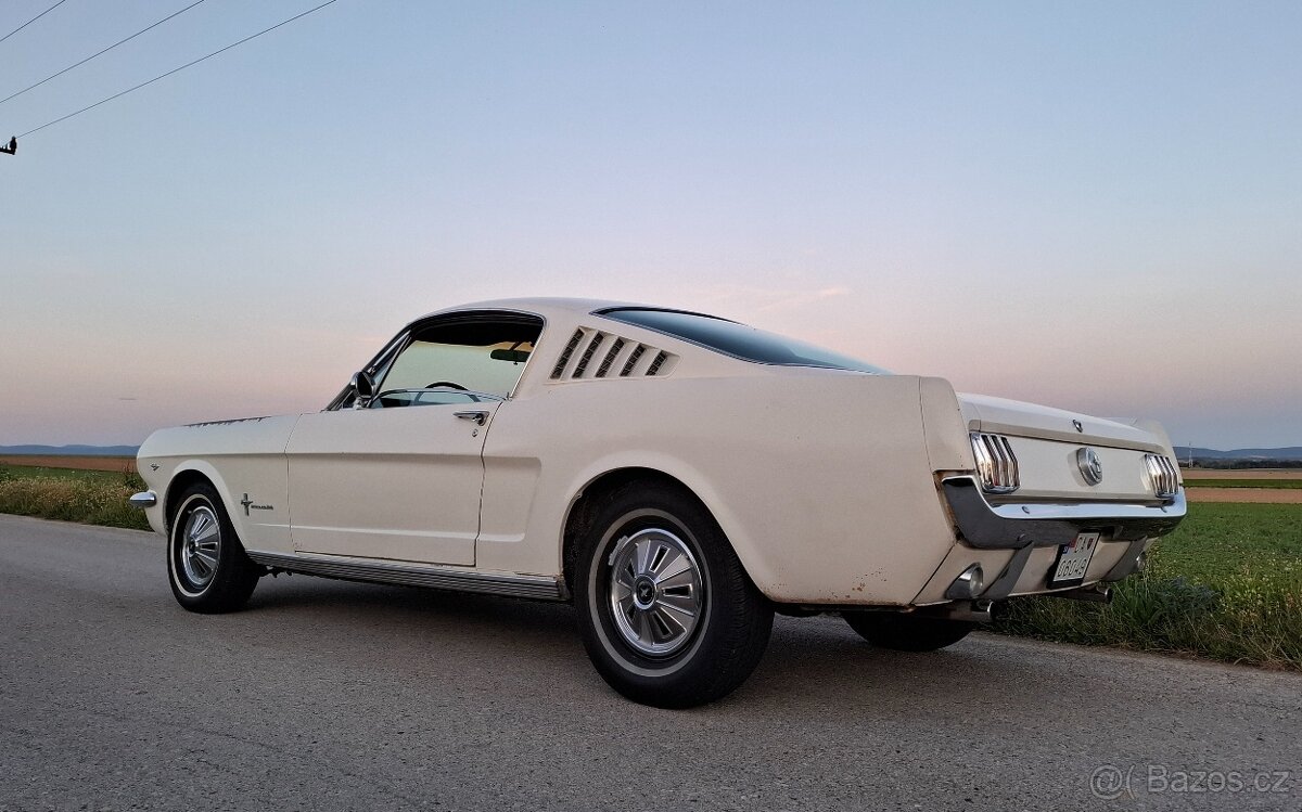 Ford Mustang Fastback - 3