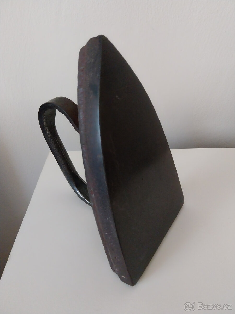 Starožitná litinová žehlička - 3