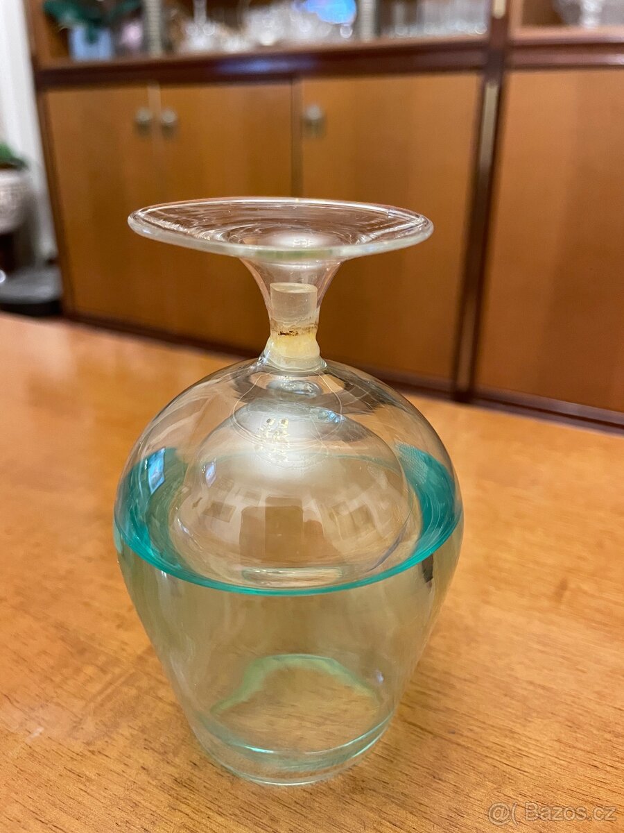 Sklenička se zelenou tekutinou - 3