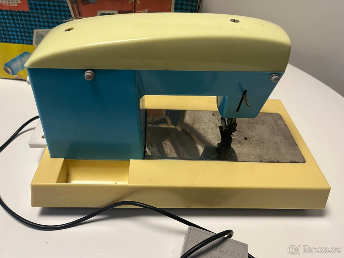 Retro hračka - dětský šicí stroj PIKO elektra - 3