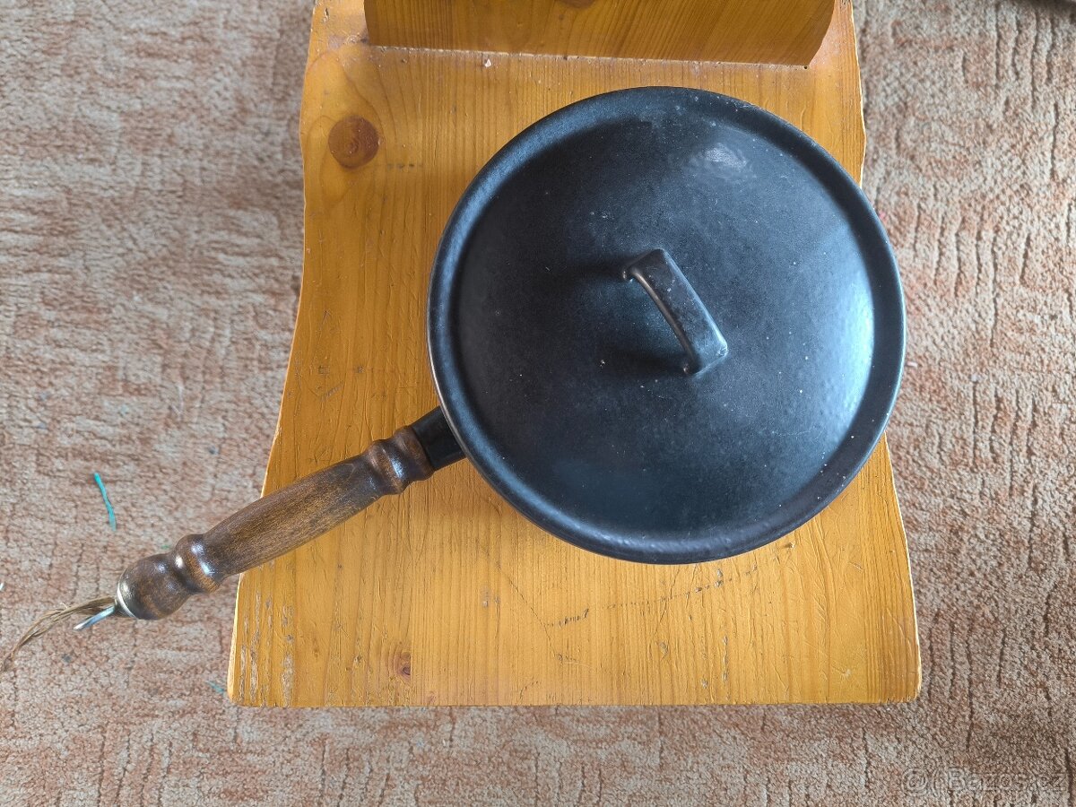 Litinová pánev s poklicí - 3