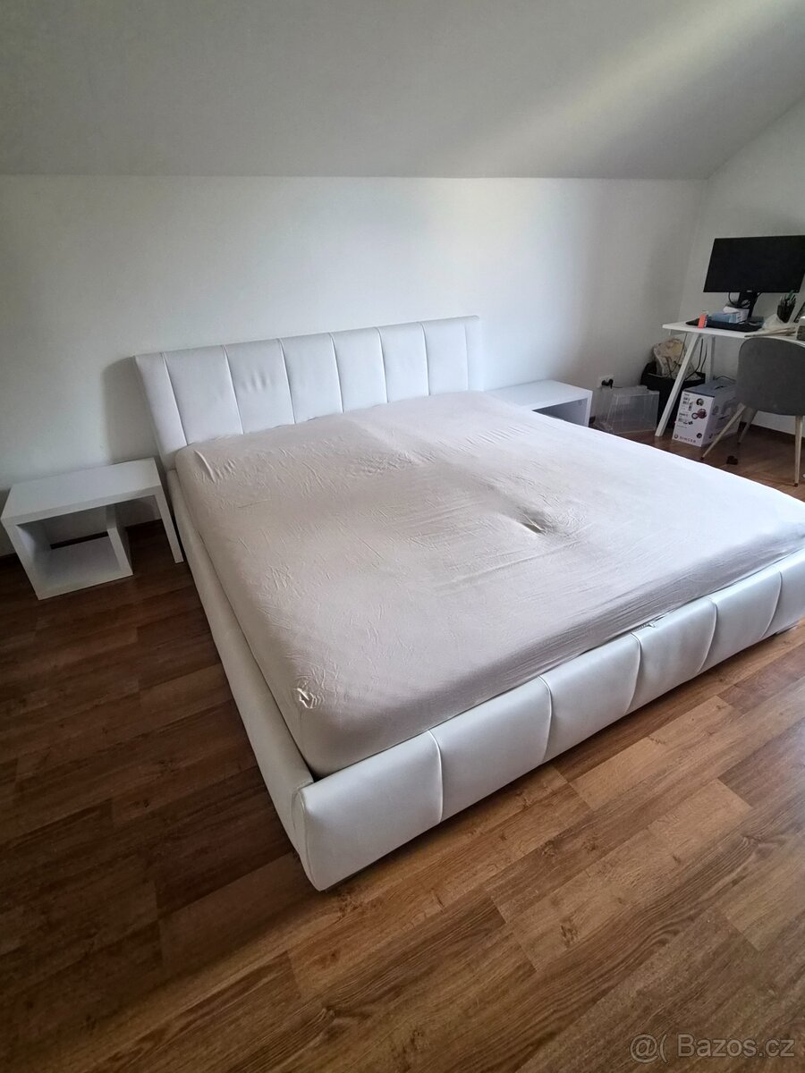 Manželská postel a dva noční stolky - 3
