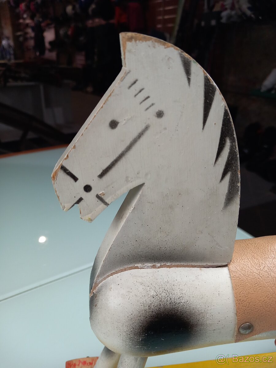 KONÍK NA KOLEČKÁCH -dřevo - 3