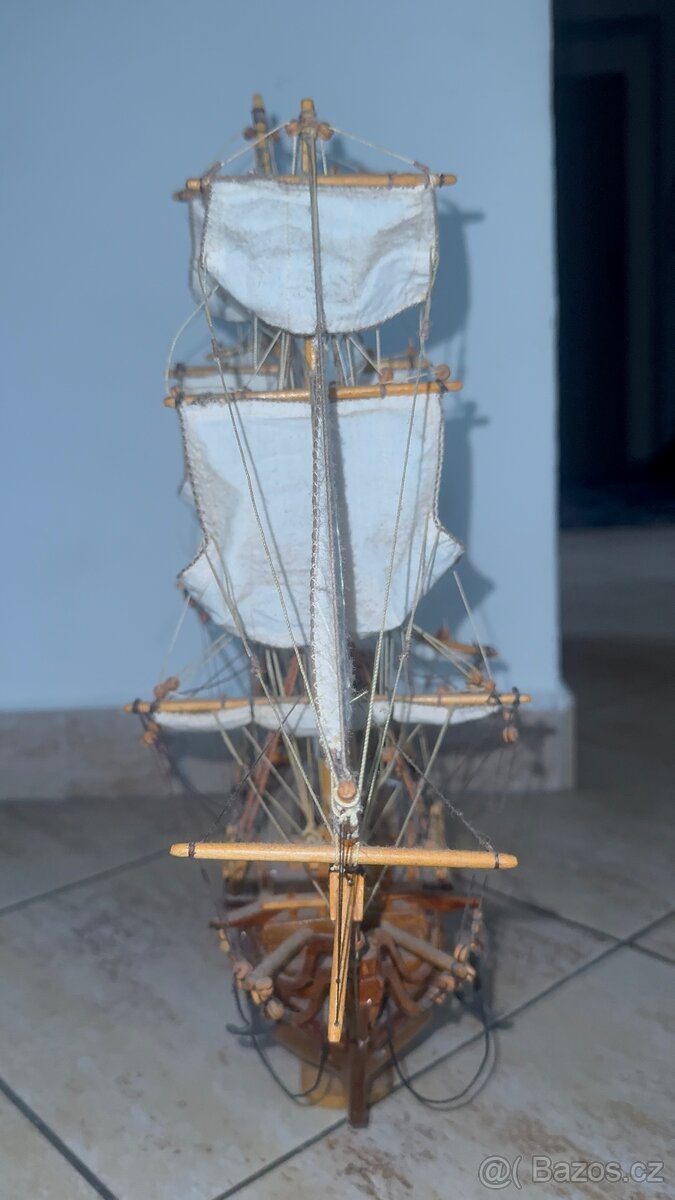 Dřevěný model historické lodě St. Géran 1736 - 3