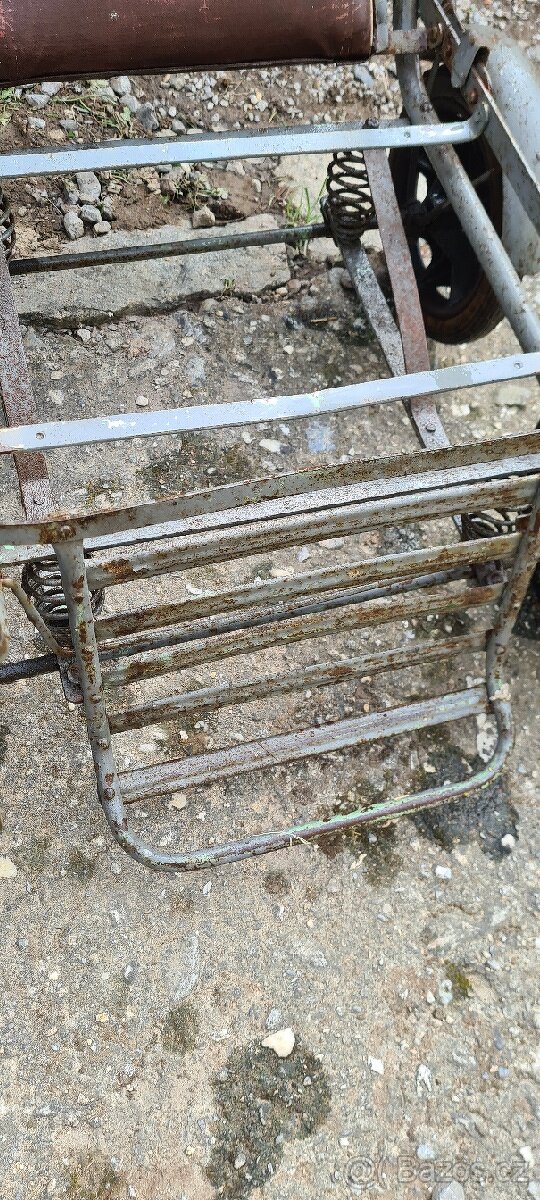 Starý funkční kočárek k renovaci - 3