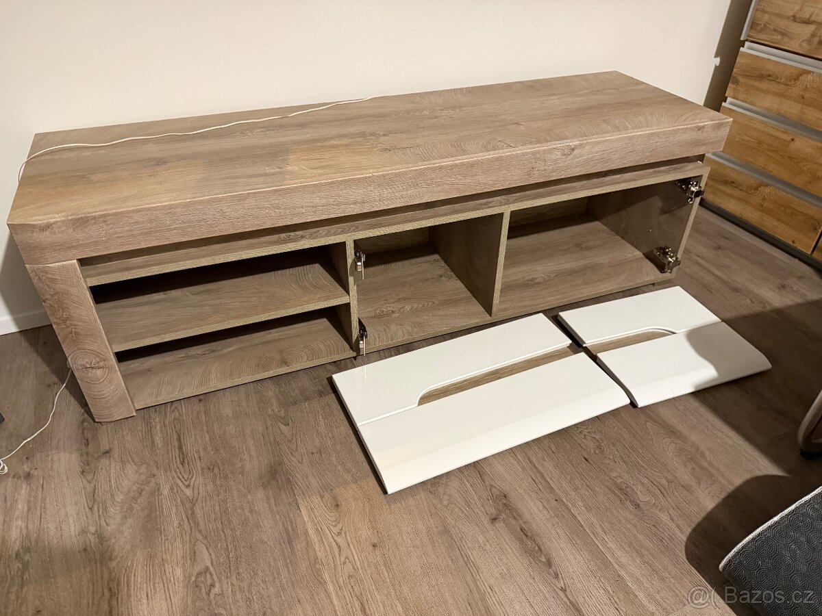 Televizní stolek a vitrína - 3
