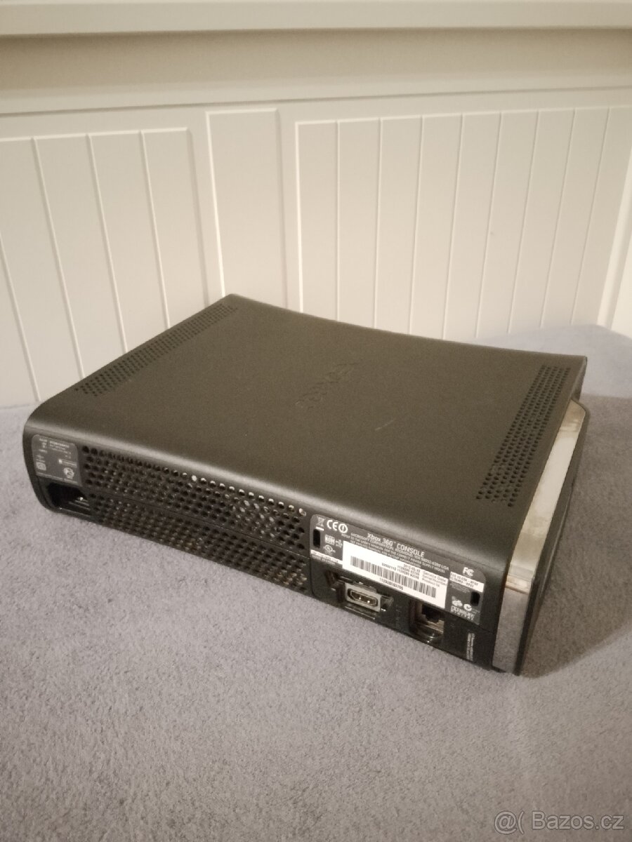 Prodám Xbox 360 120gb + ovladač a hra - 3