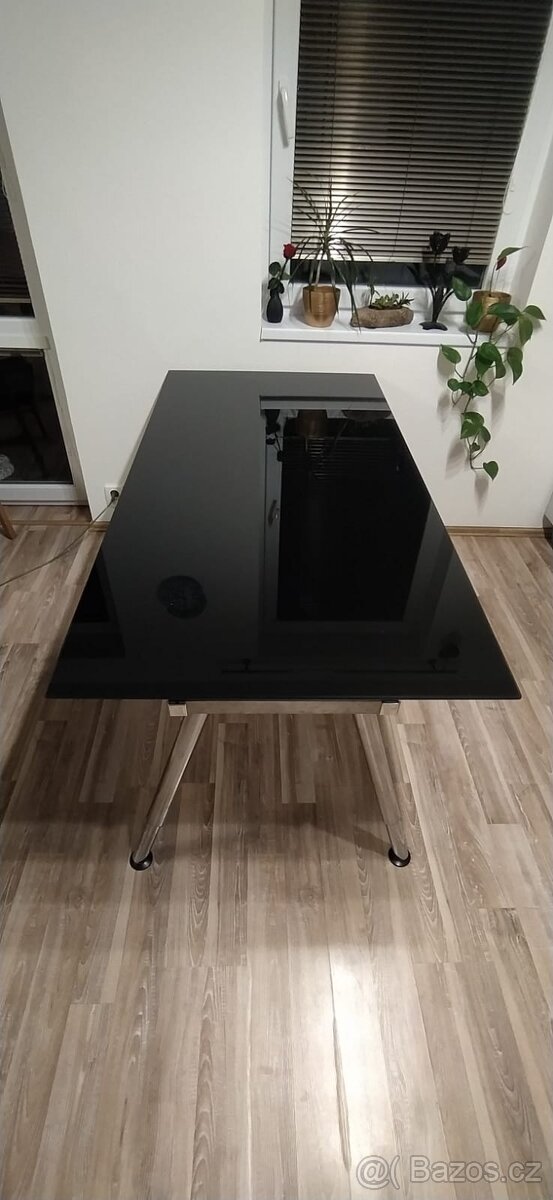 Stůl Ikea se skleněnou deskou - 3