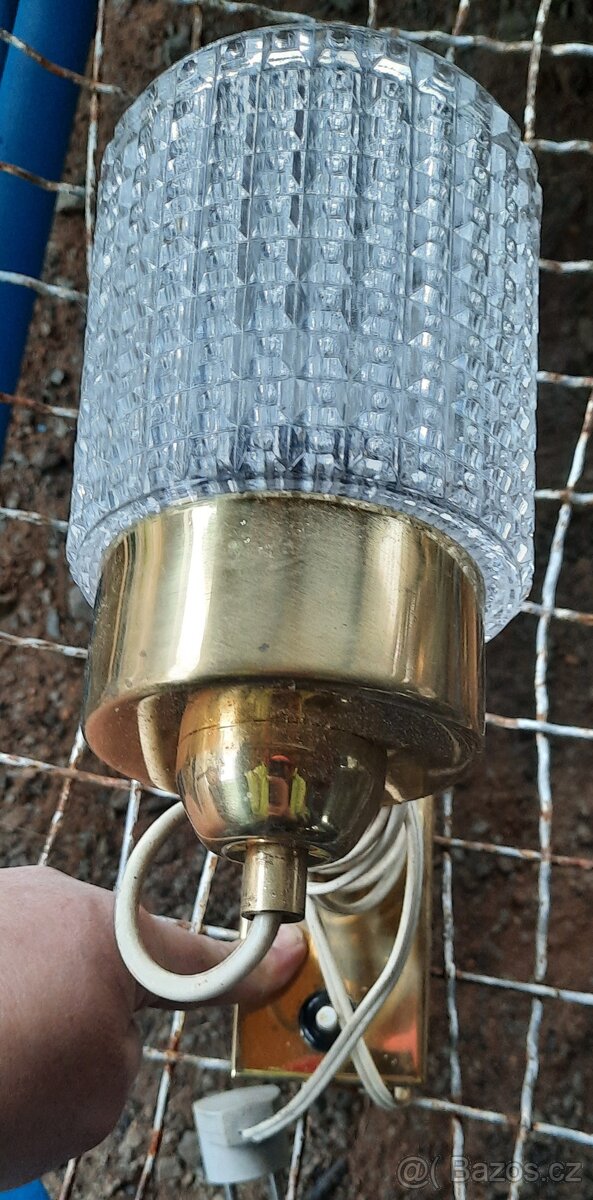 Stará kovová lampička na zeď se skleněným stínítkem - 3