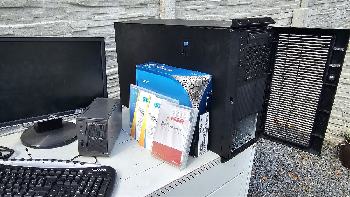 TRITON, RACK datová skříň - zdarma server a monitor - 3