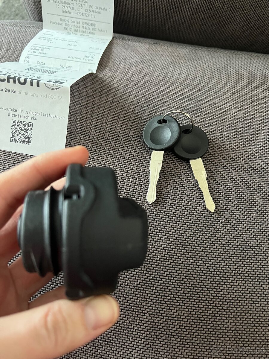 Uzamykatelné víčko nádrže na Felicii - 3