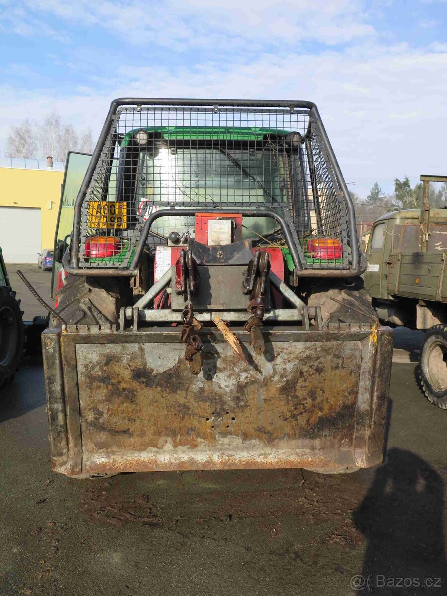 Traktor John Deere s lesnickou nástavbou - 3