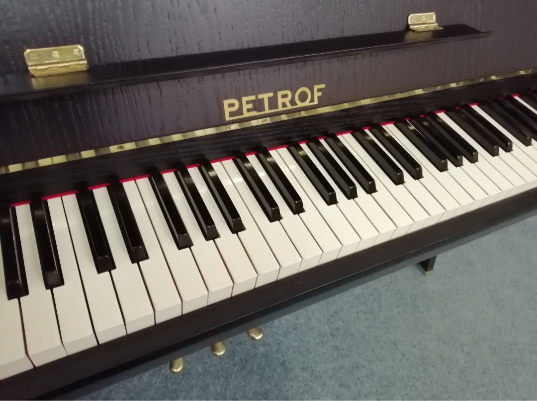 Prodám pianino PETROF K 114, černý satén, TOP stav - 3