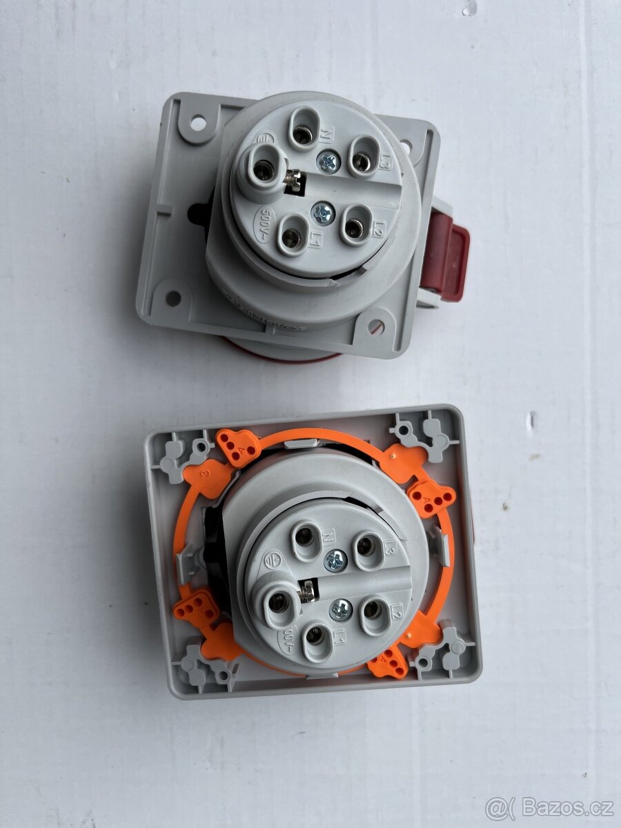 Zásuvka 400v 32A Famatel 23333 - 3