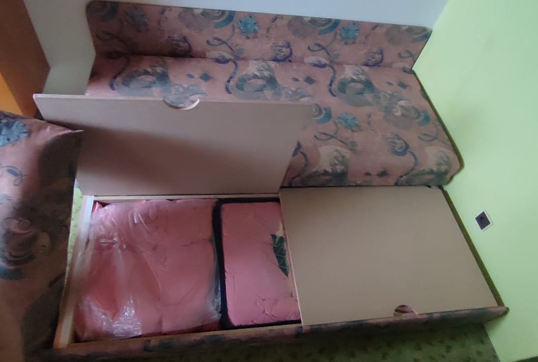 Prodám rozkládací válendu, s úložným prostorem - 3