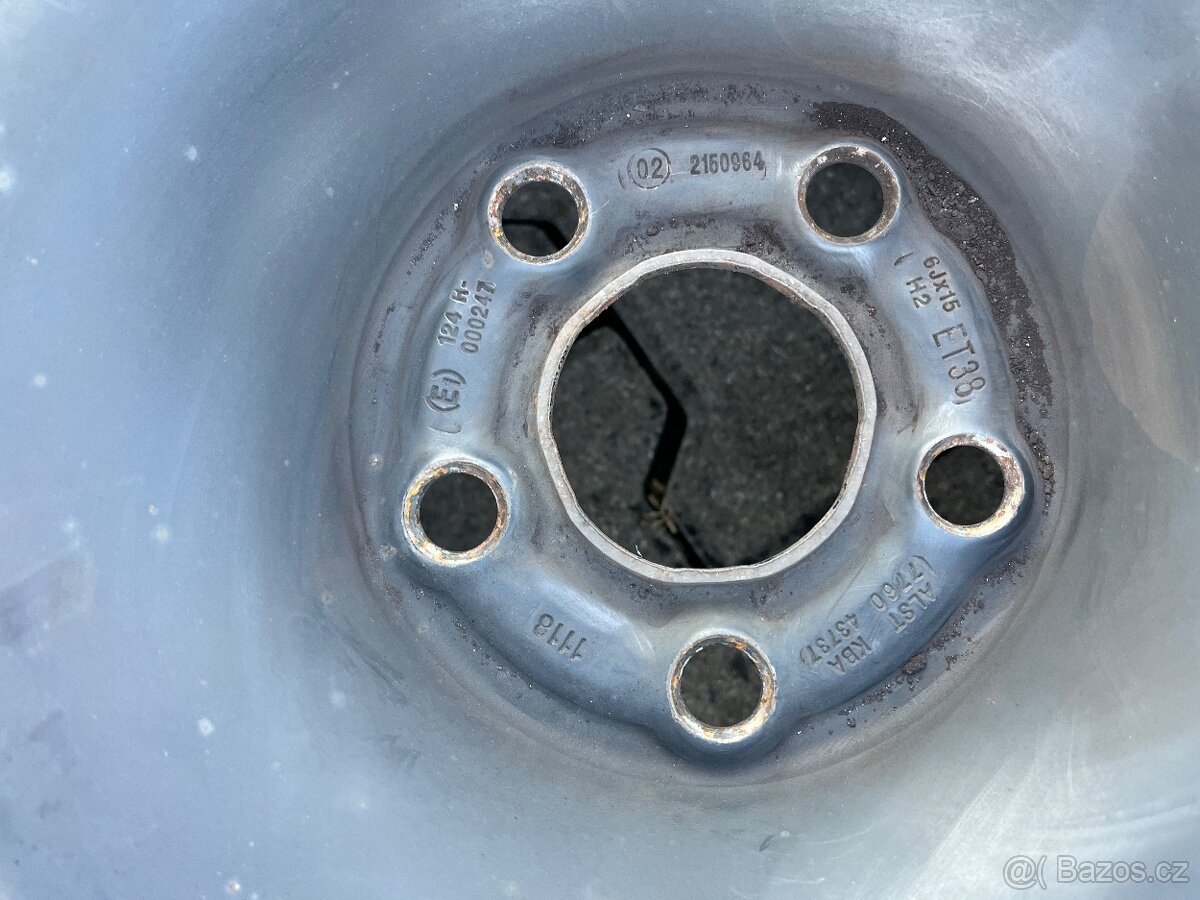 4x plechové disky 5x100 R15, zimní pneu 50% - 3