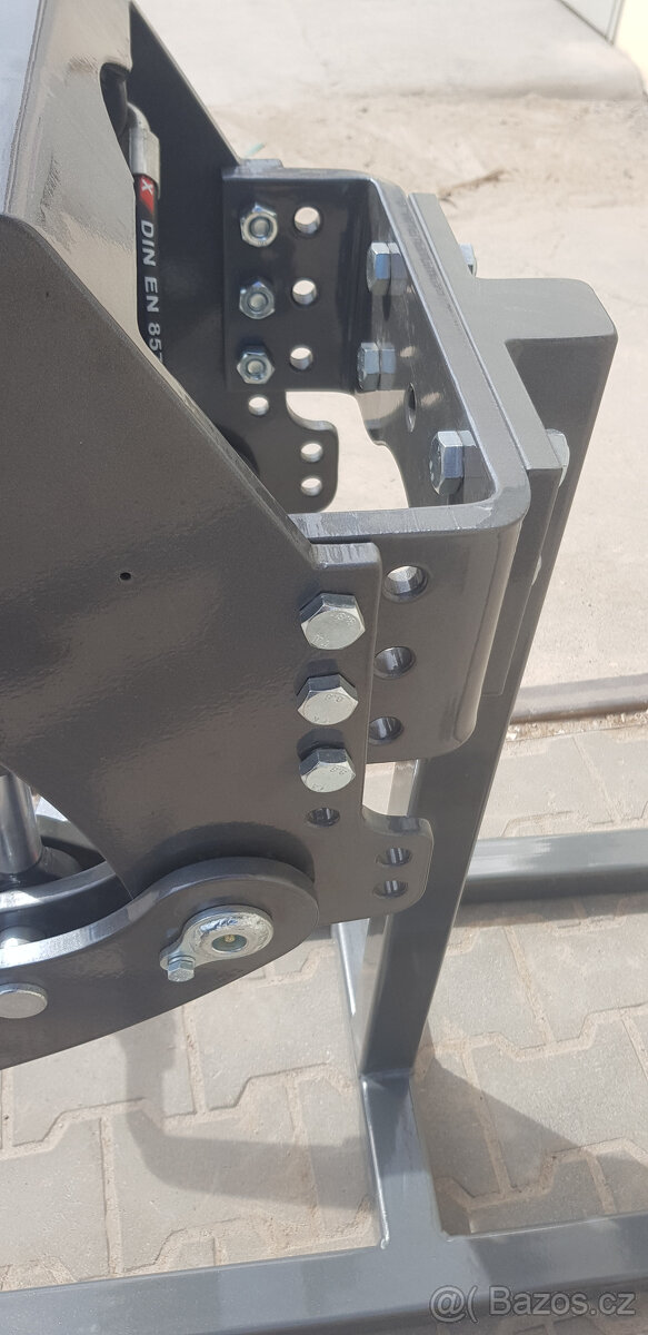 Prodám universální přední tříbodový závěs 1,1 t - 3