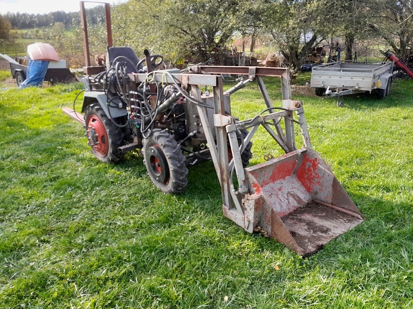 Malotraktor s čelním nakladačem - 3