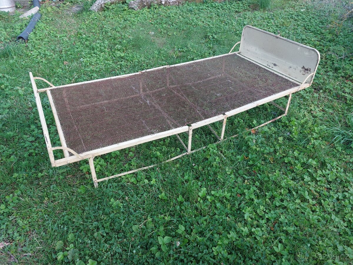 Stará železná skládací postel. - 3