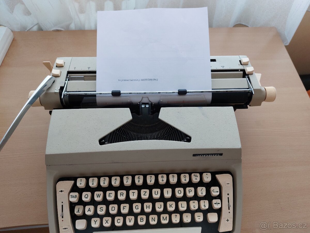 Kufříkový psací stroj CONSUL - 3