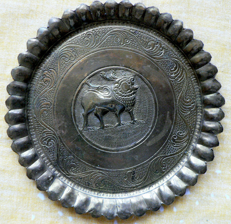 Vyřezávaný talíř, tepaný talířek, lžíce, činka, žiletky aj. - 3