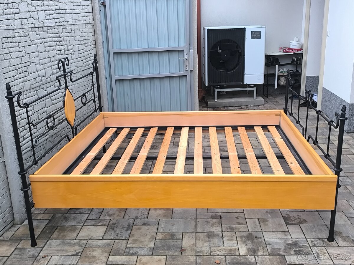 Prodám kovanou postel 180cm x 200cm - 3