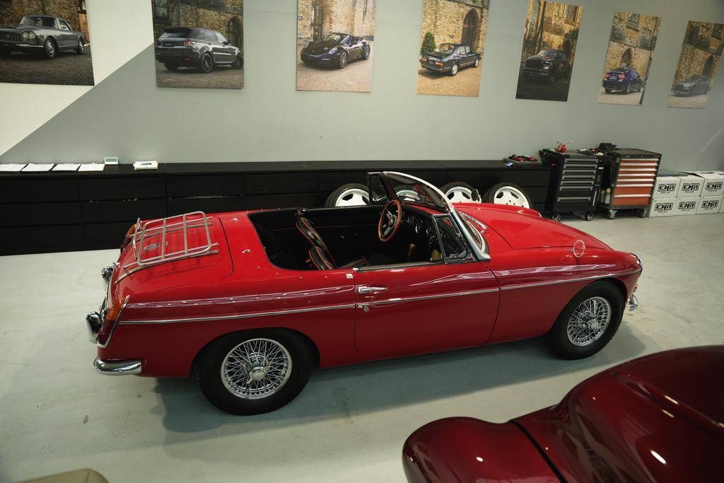 MG B 1.8 z roku 1964 v atraktivní barvě Flame Red - 3