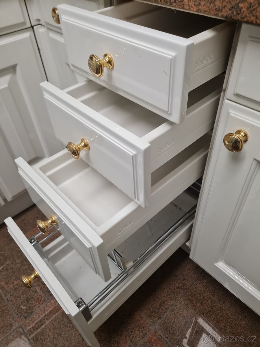 Krásná moderní kuchyňská linka se spořebiči - 3