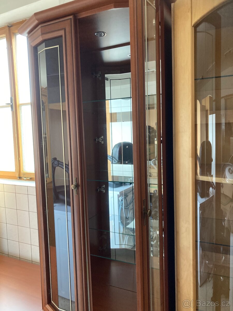 Skříňky s vitrínou - 3