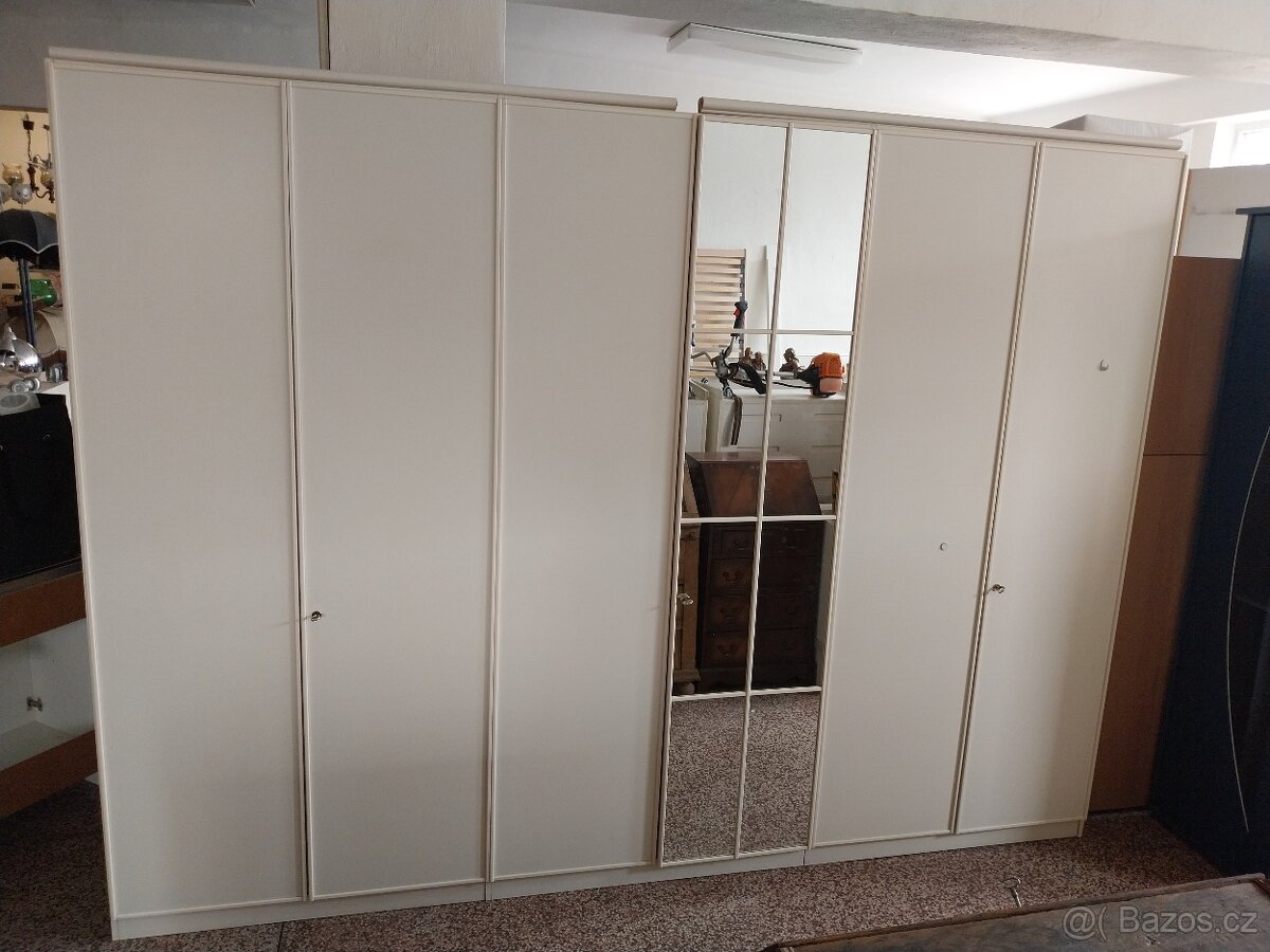 Velká bílá šatní skříň - 3