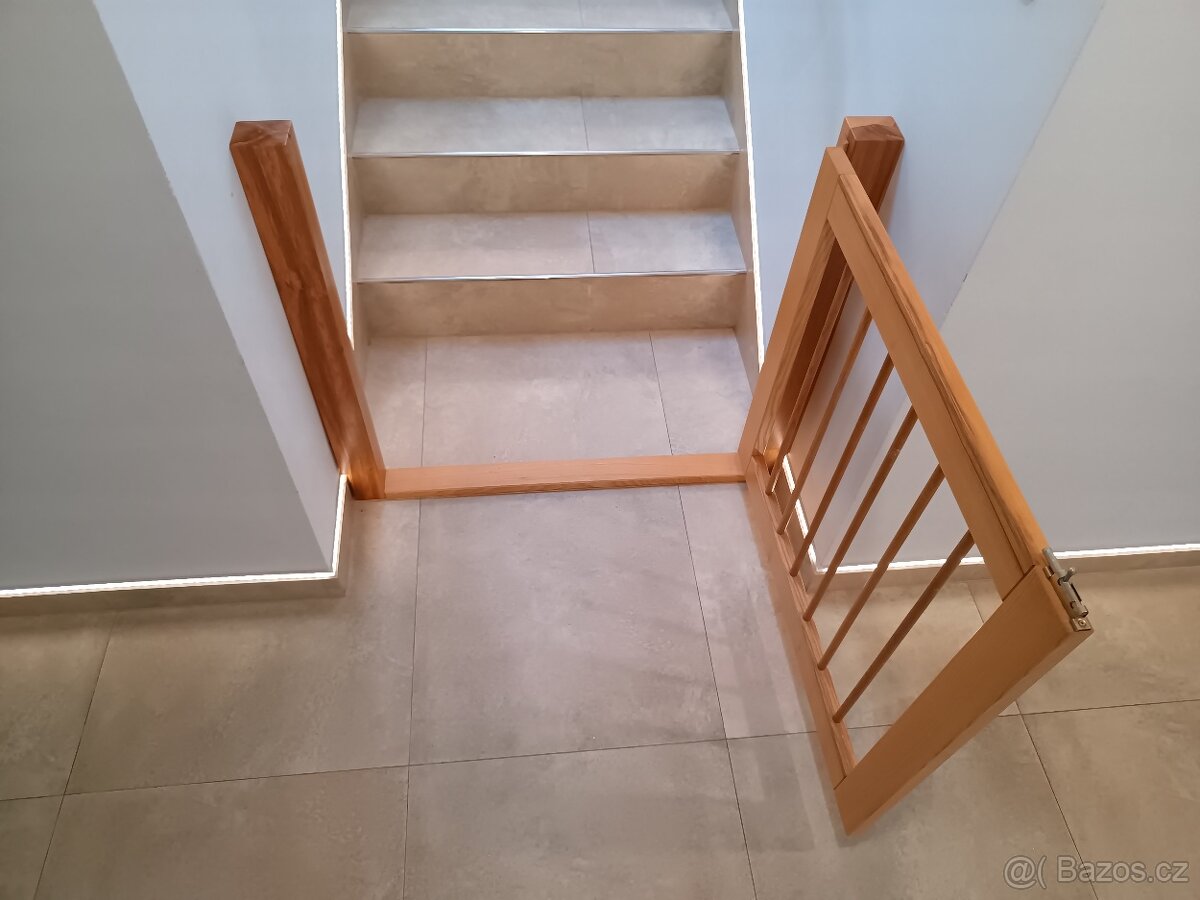 Schodištní dětská zábrana (plůtek) - 3