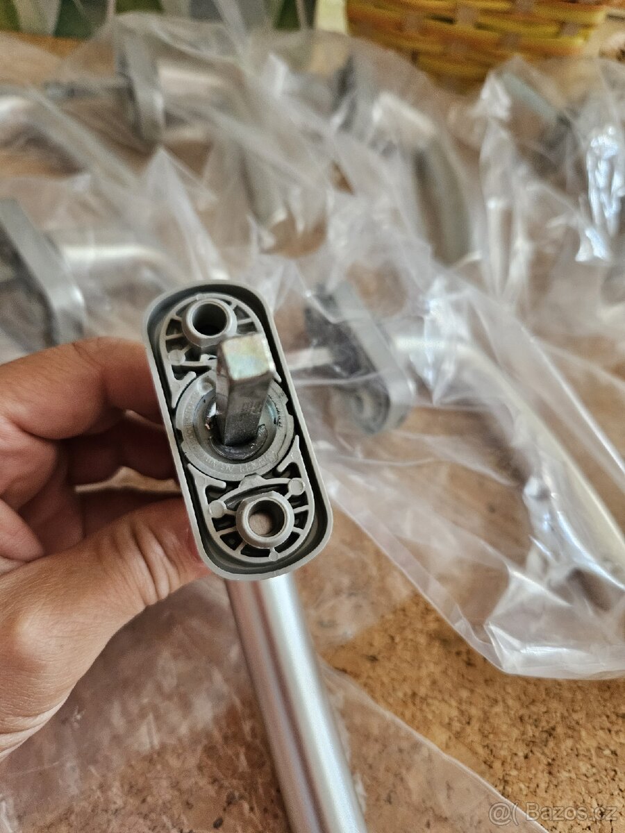 Nově kovové kliky 8ks + 4 použité - 3
