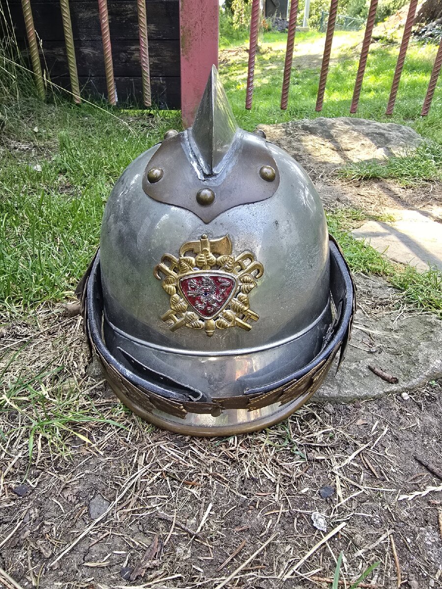 VELITELSKA HASIČSKÁ HELMA - 3