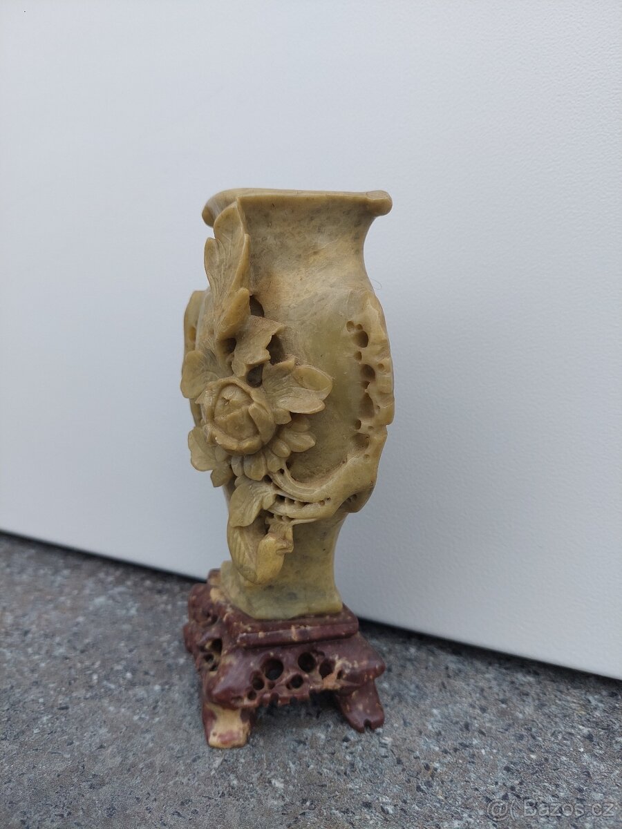 Starožitná Vázička řezaná mastek - 3
