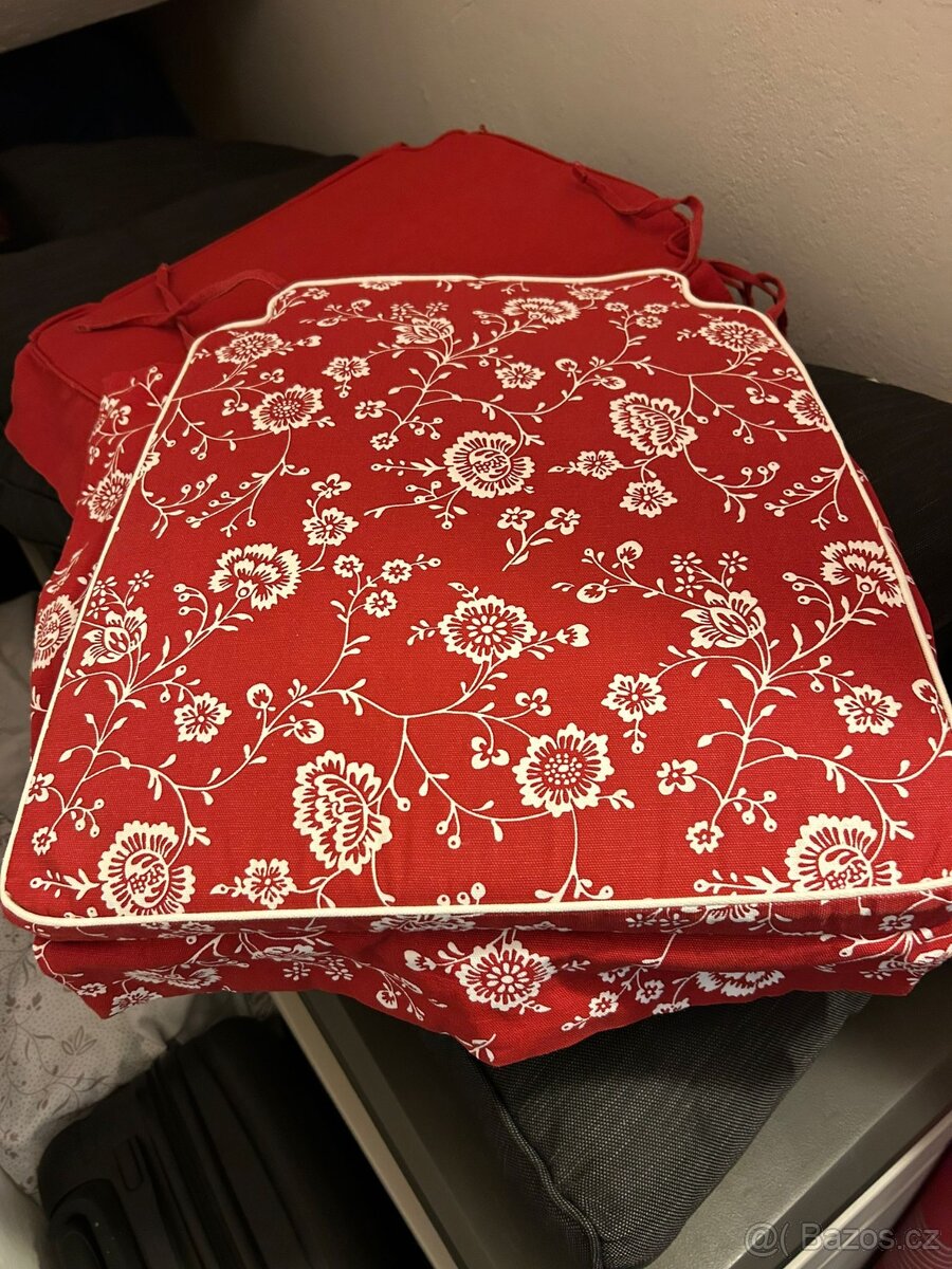 Jídelní stul + židle - 3