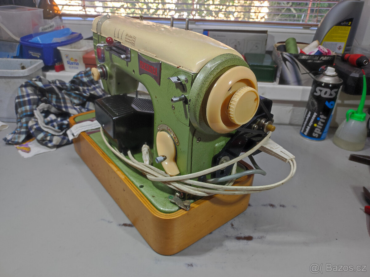 Čerstvě seřízený litinový šicí stroj Präzentra - 3