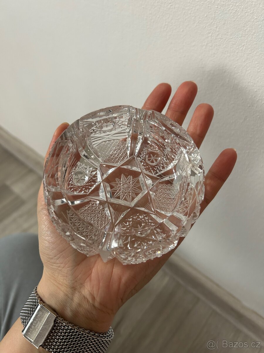 Skleněný vyřezávaný popelnik - 3