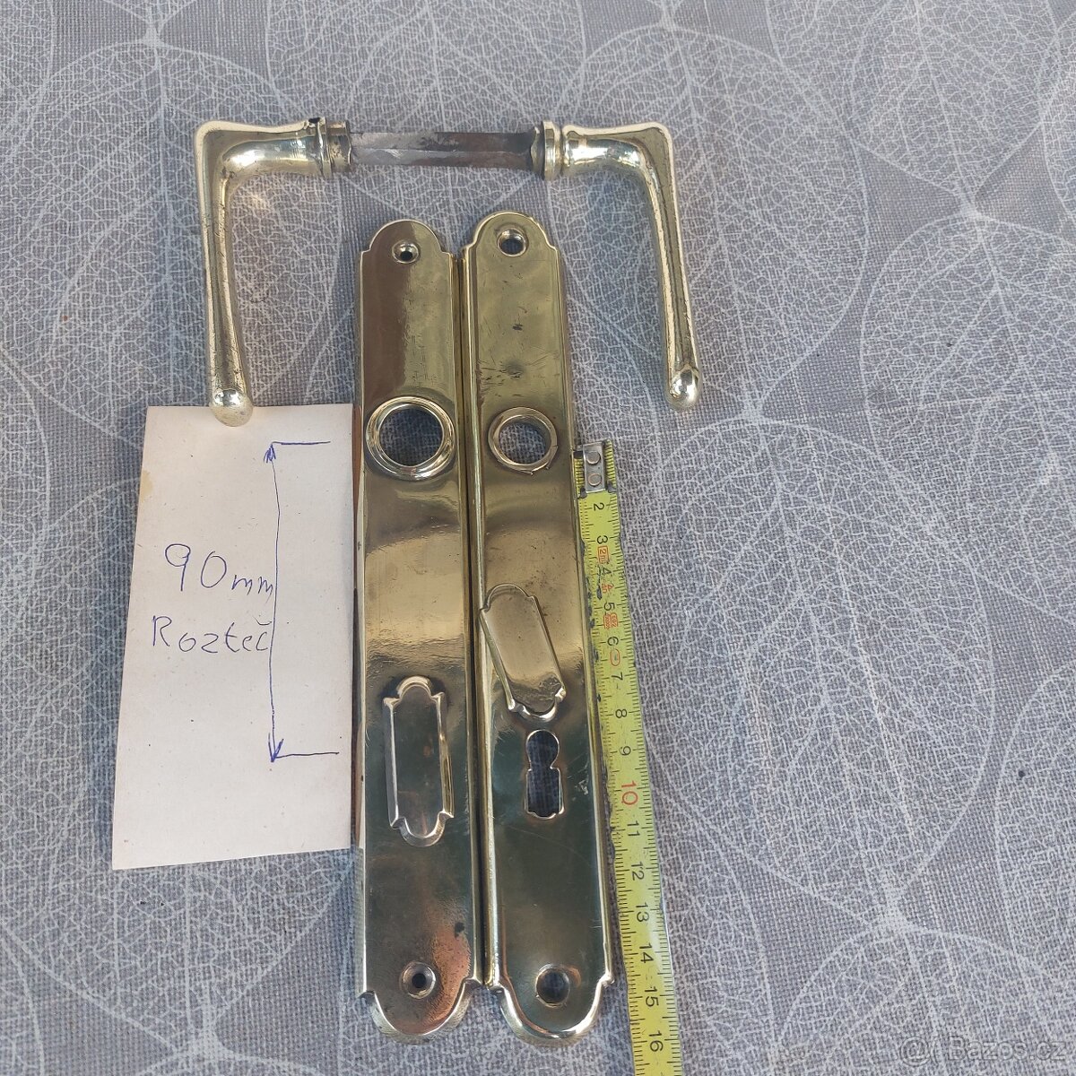 Staré mosazné kliky a štítky ke dveřím. - 3