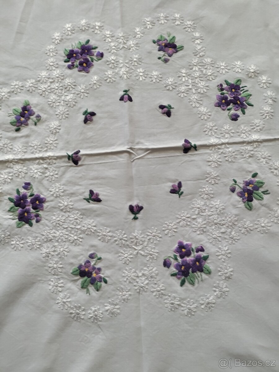 Ručně vyšívaný ubrus fialky - 3