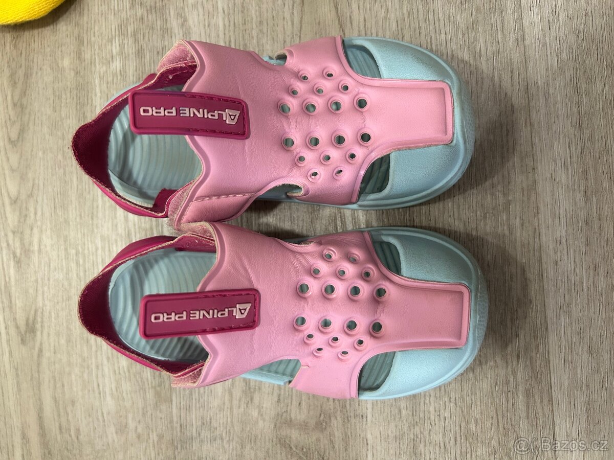 Prodám dívčí sandále vel.24 - 3