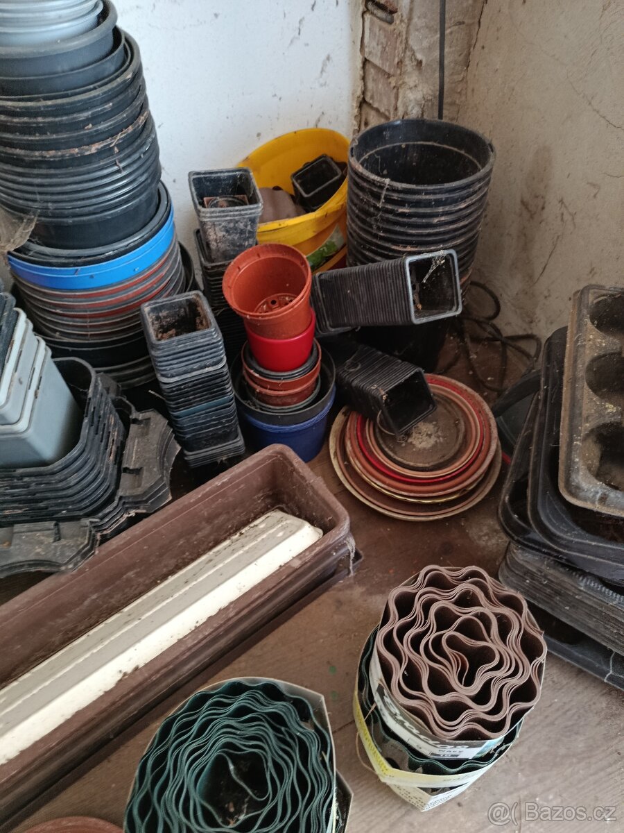 Mix květináčů, obrubníků, sadbovačů za celkem 200 Kč - 3