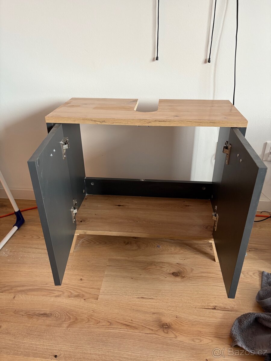 Umyvadlová skříňka - 3